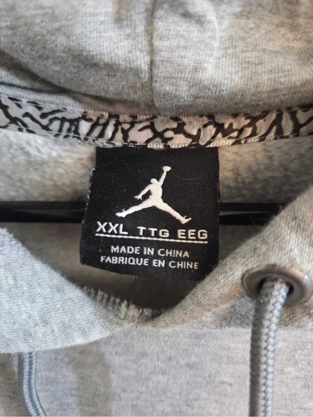 Nike Air Jordan Sweatshirt Men’s XXL has fading and graphic cracking